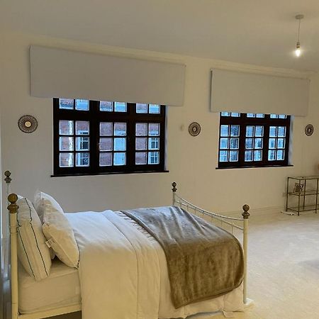 Lovely 1-Bedroom Loft Apartment Above Shop With Free Parking- Long Term Let Available Maldon Exteriör bild