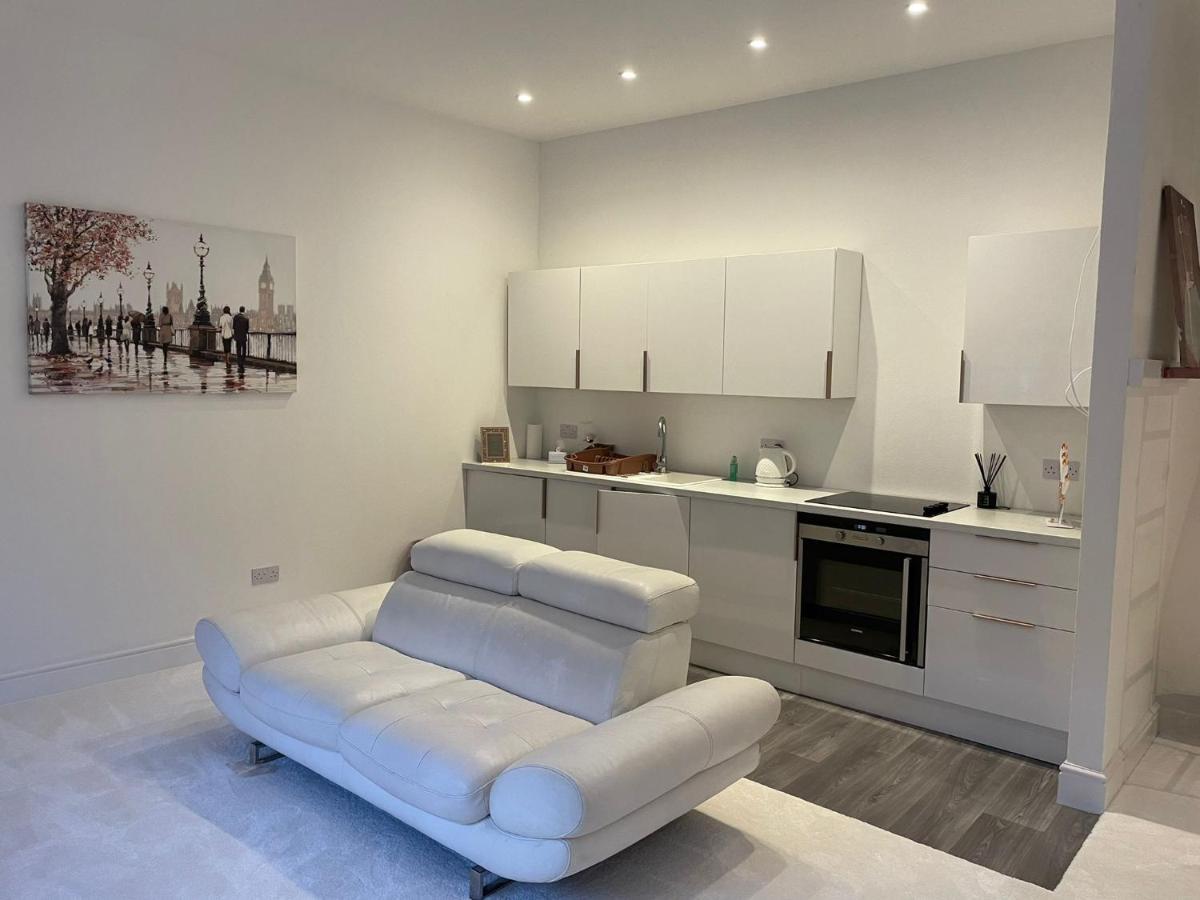 Lovely 1-Bedroom Loft Apartment Above Shop With Free Parking- Long Term Let Available Maldon Exteriör bild
