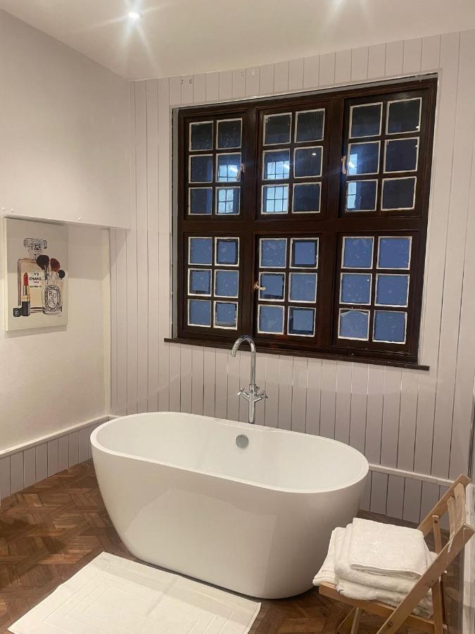 Lovely 1-Bedroom Loft Apartment Above Shop With Free Parking- Long Term Let Available Maldon Exteriör bild